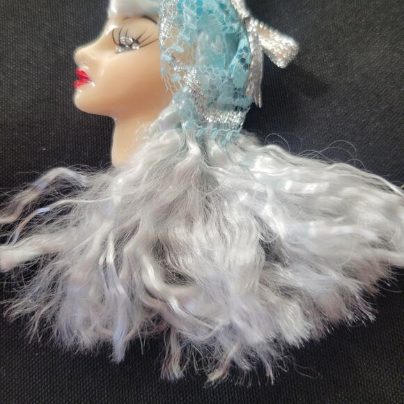 Glamour Lady Head Brooch Face  Lot of 2 Blue White and Silver With Gift Boxes - Picture 12 of 14